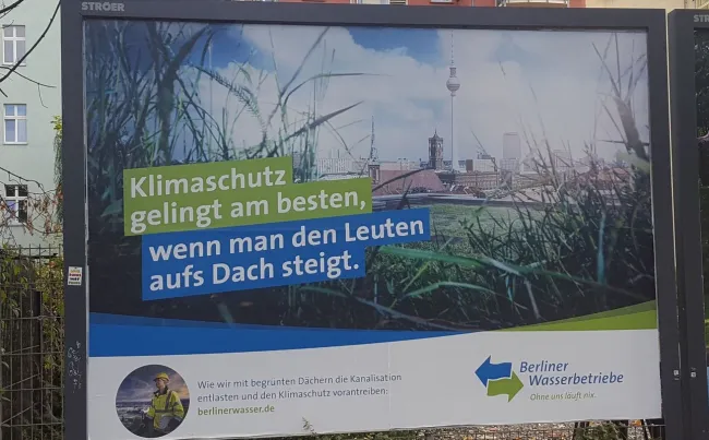 Werbetafel zu Gründächern der Berliner Wasserbetriebe
