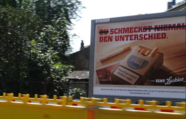 Zigarettenplakat im öffentlichen Raum