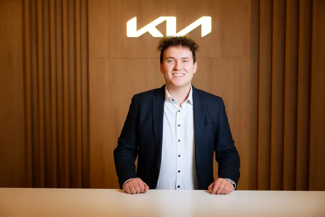 E-Autoverkäufer Yves Dietrich aus Wien