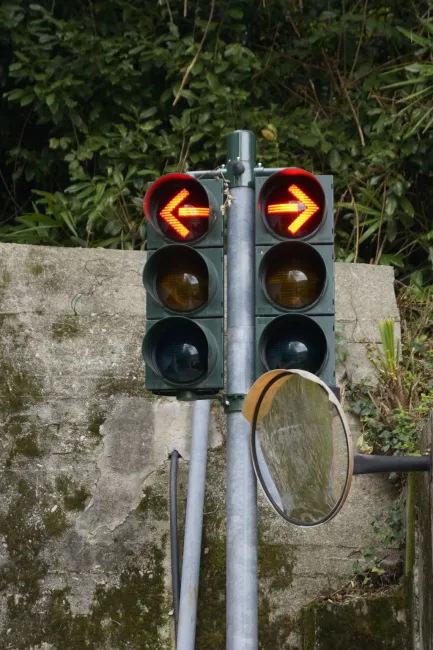 zwei rote Verkehrsampeln