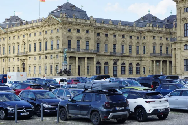 Viele Autos vor dem Residenzschloss Würzburg