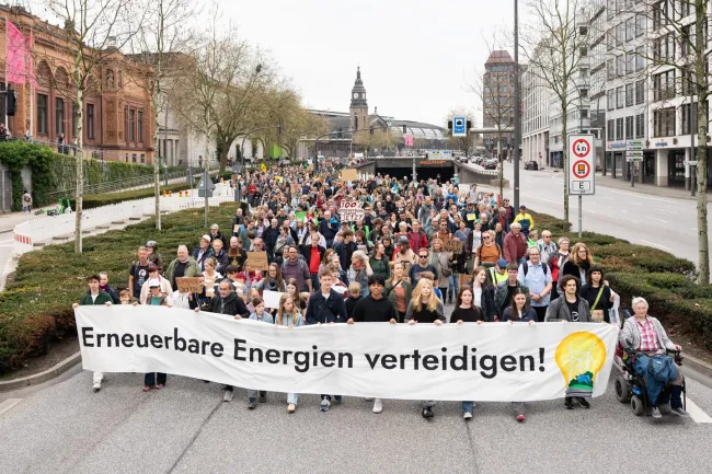 15.000 Demonstrierende in Hamburg, mit Banner Erneuerbare Energien verteidigen