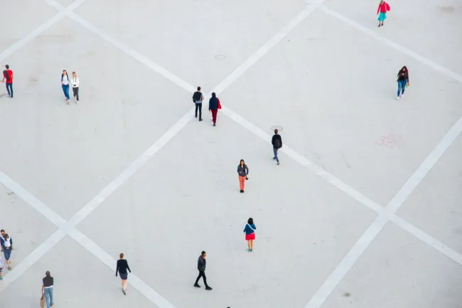 Menschen auf Asphalt