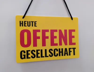 Schild "Heute Offene Gesellschaft"