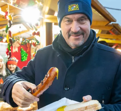 Foto von Markus Söder mit Bratwurst in Warschau -- von seinem X-Kanal