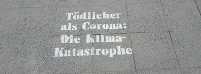 Straßen-Graffito "Tödlicher als Corona: Die Klima-Katastrophe"