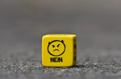 Gelber Würfel mit wütendem Smiley: NEIN