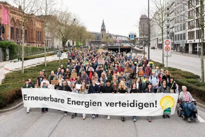 15.000 Demonstrierende in Hamburg, mit Banner Erneuerbare Energien verteidigen