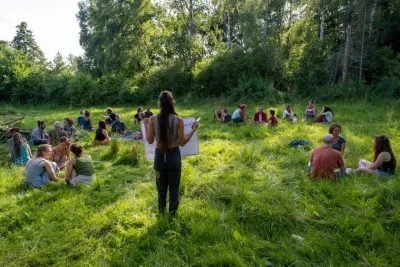 Junge Menschen sitzen im Kreis und sprechen über die Transformation in Hessen