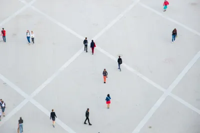 Menschen auf Asphalt