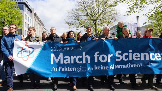 Otmar Wiestler, Michael Müller (2. u. 3. von links), Matthias Kleiner und Ranga Yogeshwar (4. u. 5. von rechts) beim Science March