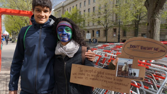 „In unserem Fach erleben wir immer wieder, wie die Evolution angegriffen wird – deshalb sind wir heute hier." Die Biologie-Studenten Alex und Jimena von der FU Berlin